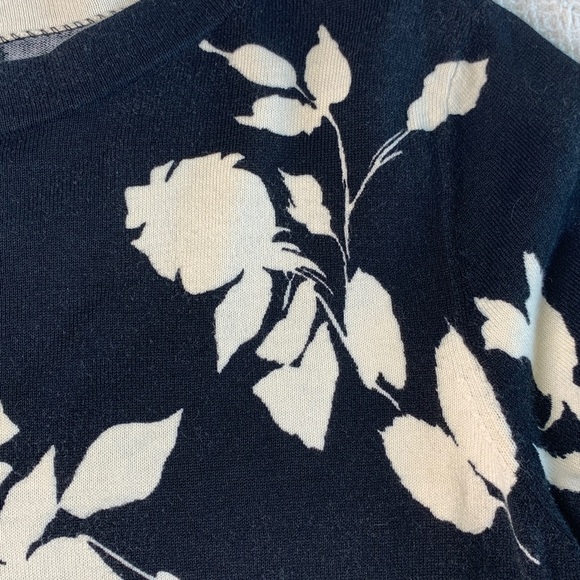 Talbots 3/4 sleeve black and ivory floral crewneck sweater size medium petite - Picture 5 of 6